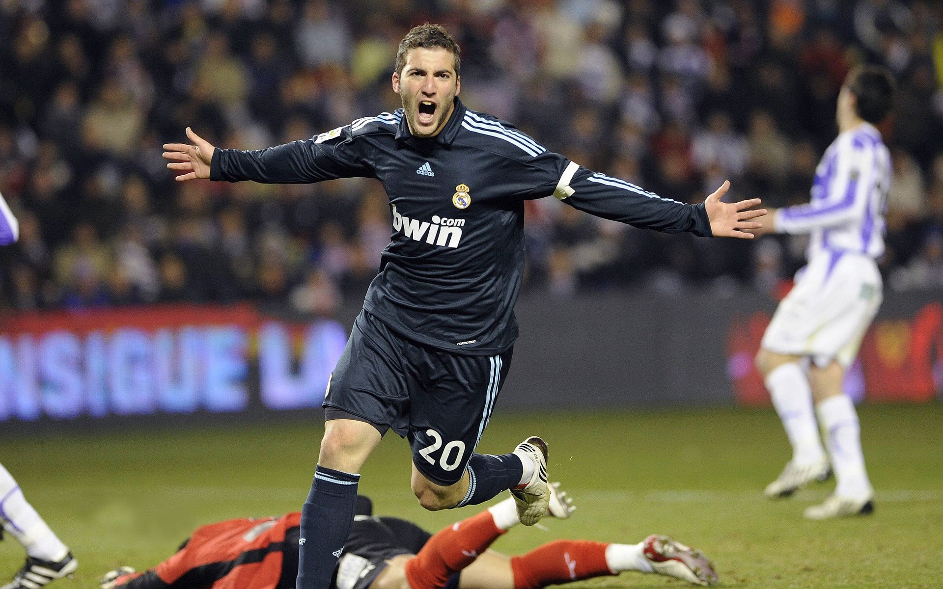 阿扎伦卡连续三场比赛得分超过反败为胜，C9不断突破！赛场气氛高涨