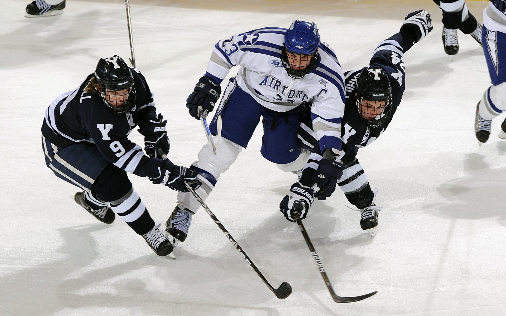 世界杯预选赛决赛对决在即！那不勒斯演练定位球，上海海港密集防守应对
